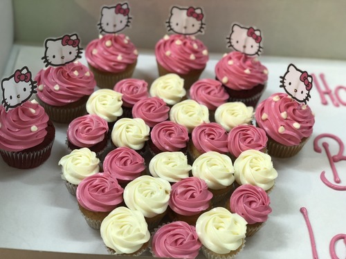 Hello Kitty - big cupcakes + mini cupcakes Please keep your writing that you want on the board in the box below