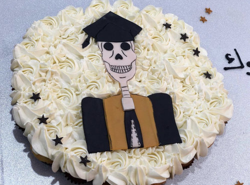 Graduation scull - Mini cupcakes Please keep your writing that you want on the board in the box below