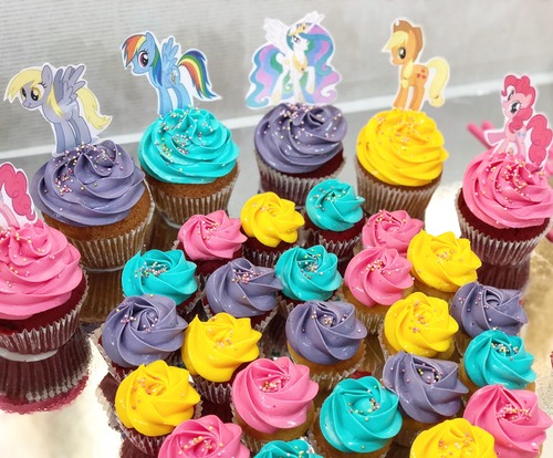 Little Pony - Big cupcakes + mini cupcakes Please keep your writing that you want on the board in the box below