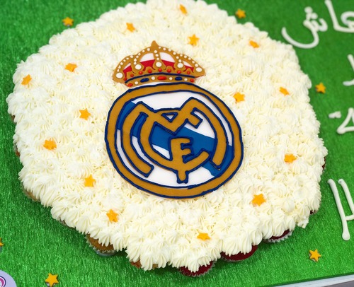 Real Madrid Logo - Mini cupcakes Please keep your writing that you want on the board in the box below