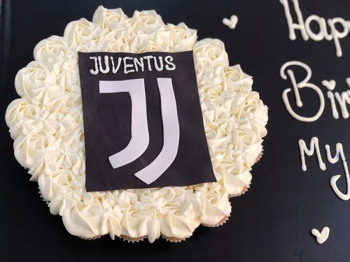 Juventus Logo - mini cupcakes Please keep your writing that you want on the board in the box below