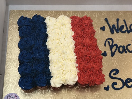 France Flag - 3 Dozens mini cupcakes Please keep your writing that you want on the board in the box below