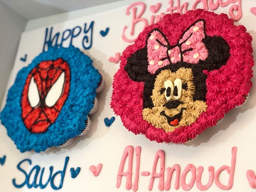 Spiderman + Minnie Mouse - 4 Dozens mini cupcakes Please keep your writing that you want on the board in the box below