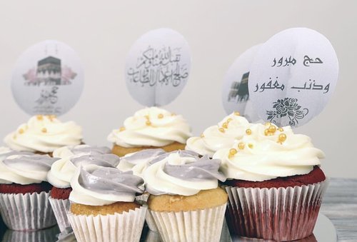 Hajj design - big cupcakes + mini cupcakes Please keep your writing that you want on the board in the box below