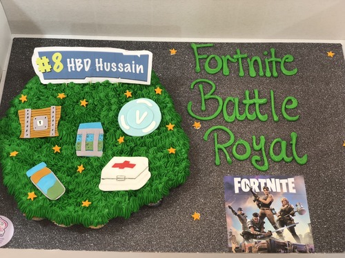 Fortnite battle - mini cupcakes Please keep your writing that you want on the board in the box below