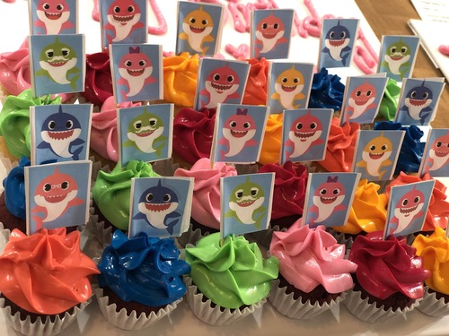 Baby sharks flags - mini cupcakes  Please keep your writing that you want on the board in the box below