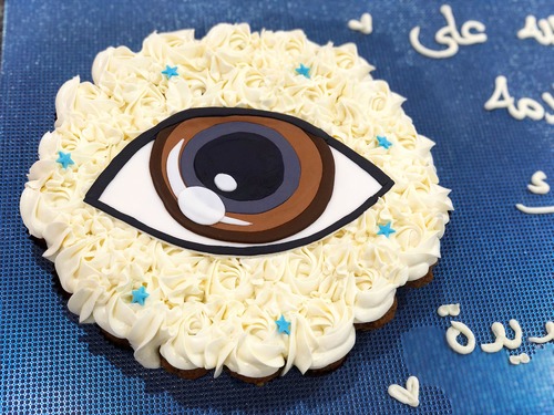 eye - mini Cupcakes  Please keep your writing that you want on the board in the box below