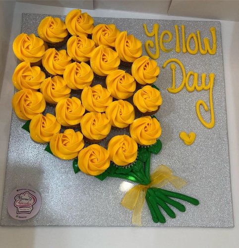 yellow mini flower - 2 Dozens mini cupcakes Please keep your writing that you want on the board in the box below