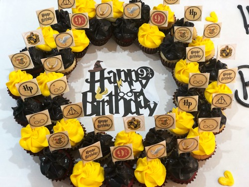 Harry Potter flags - 3 Dozens mini cupcakes Please keep your writing that you want on the board in the box below