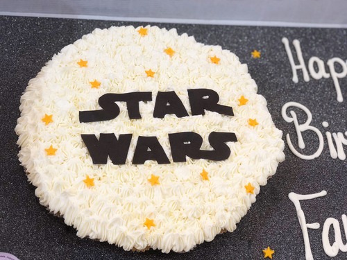 Star Wars - mini cupcakes Please keep your writing that you want on the board in the box below