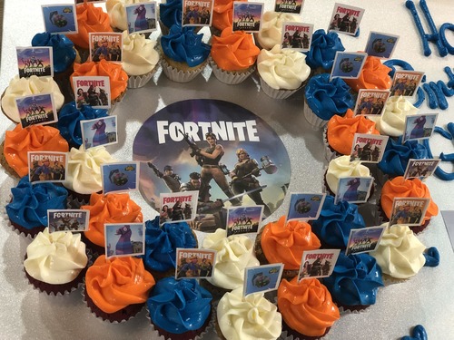 Fortnite flags - 3 Dozens mini cupcakes Please keep your writing that you want on the board in the box below