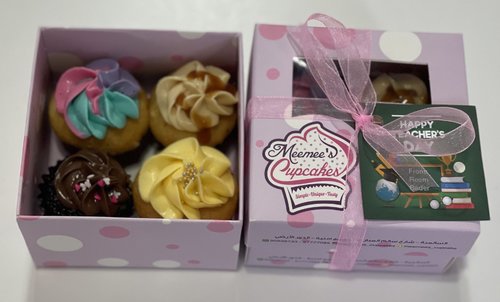 small box 4pcs giveaway - 4 mini cupcakes  Please keep your writing that you want on the Tag in the box below