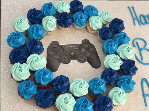 PS4 Controller - 3 Dozens mini cupcakes Please keep your writing that you want on the board in the box below