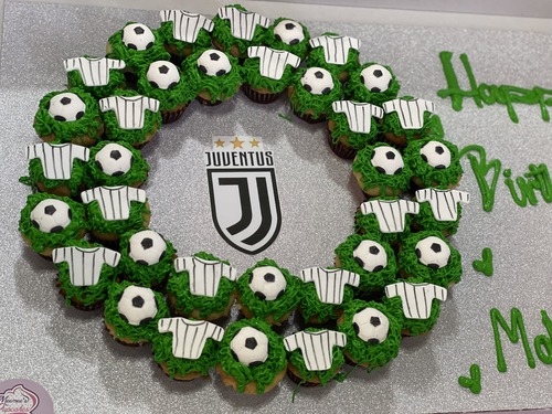 Juventus - 3 Dozens mini cupcakes  Please keep your writing that you want on the board in the box below