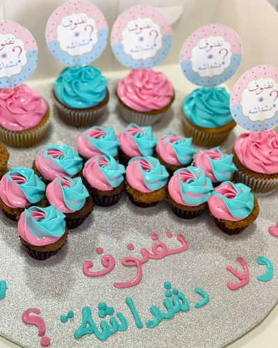 نفنوف و لا دشداشه؟ - big cupcakes + mini cupcakes  Please keep your writing that you want on the board in the box below