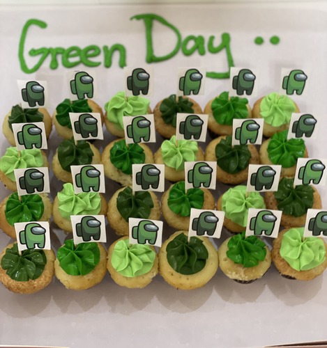 Green Day among us - mini cupcakes Please keep your writing that you want on the board in the box below