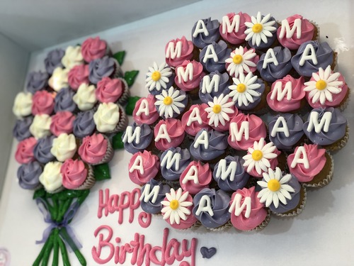 Mini flowers + 3 D with letters - 5 Dozens mini cupcakes Please keep your writing that you want on the board in the box below