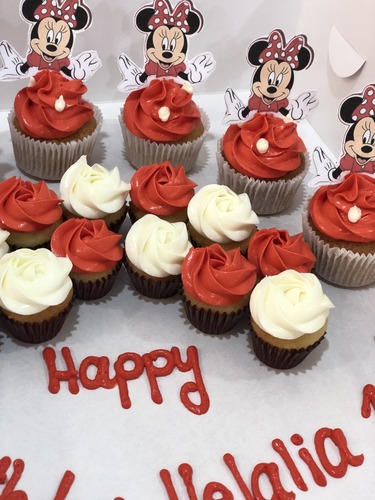 Minnie Mouse - Big cupcakes + mini cupcakes Please keep your writing that you want on the board in the box below