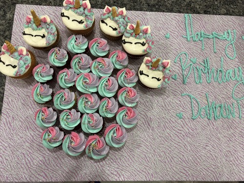 unicorn - big cupcakes + mini cupcakes Please keep your writing that you want on the board in the box below