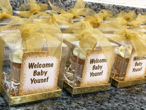 Gold mini boxes - mini box minimum order 12 boxes size : 8cm Gold ribbon white & gold Sprinkles cream Please keep your writing that you want on the Sticker in the box below