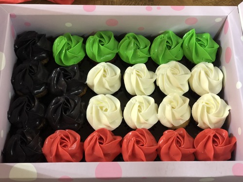 Q8 flags shape in a box - mini cupcakes