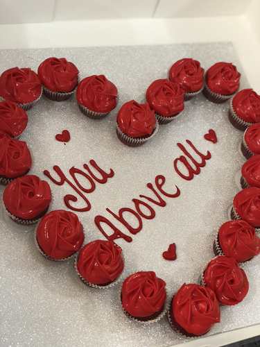 red open heart - 20 mini cupcakes Please keep your writing that you want on the board in the box below