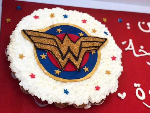 Wonder Woman - mini cupcakes Please keep your writing that you want on the board in the box below