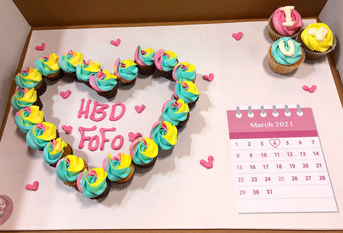 open heart + Calendar - 20 mini cupcakes + 3pcs big cupcakes Please keep your writing that you want on the board in the box below