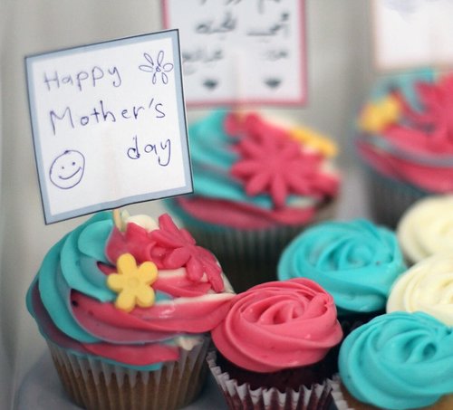 Mother's Day Cards - Big cupcakes + mini cupcakes  Please keep your writing that you want on the board in the box below