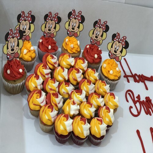 Minnie Mouse - Big cupcakes + mini cupcakes Please keep your writing that you want on the board in the box below