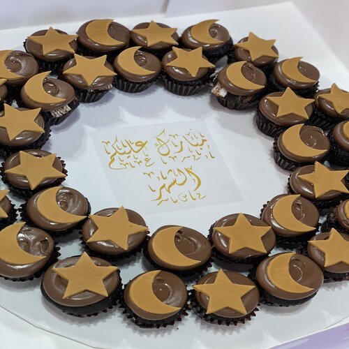 Chocolate + moon & star - 3 Dozens mini cupcakes This Design with Chocolate Flavor and all the chocolate Flavor comes with nuts 
Please keep your writing that you want on the board in the box below