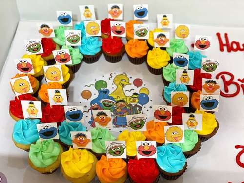 Sesame Street - 3 Dozens mini cupcakes Please keep your writing that you want on the board in the box below