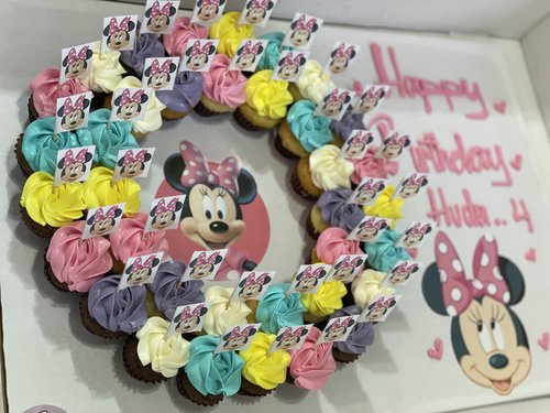 Minnie  mouse - 3 Dozens mini cupcakes Please keep your writing that you want on the board in the box below