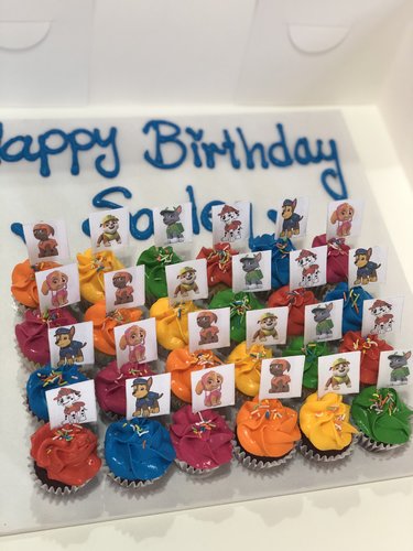 Paw Patrol flags - mini cupcakes  Please keep your writing that you want on the board in the box below