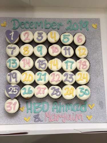 Pastel Calendar - 31 pcs mini cupcakes Please keep your writing that you want on the board in the box below