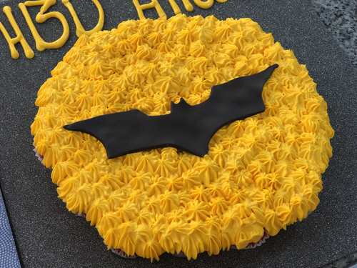 batman logo - mini cupcakes Please keep your writing that you want on the board in the box below