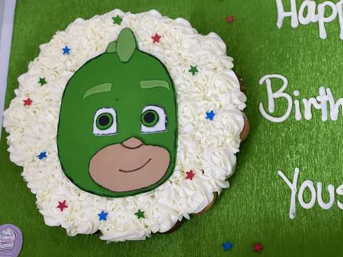 Green Pj mask - mini cupcakes Please keep your writing that you want on the board in the box below