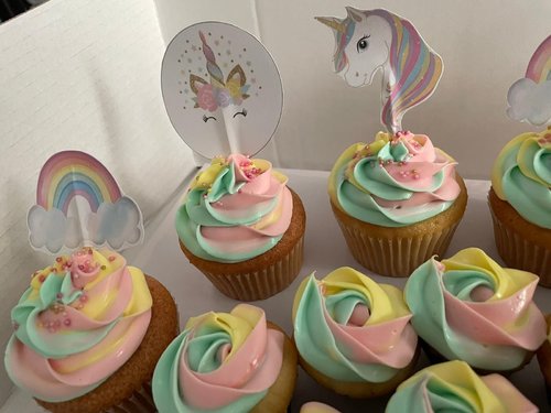 unicorn - big cupcakes + mini cupcakes Please keep your writing that you want on the board in the box below