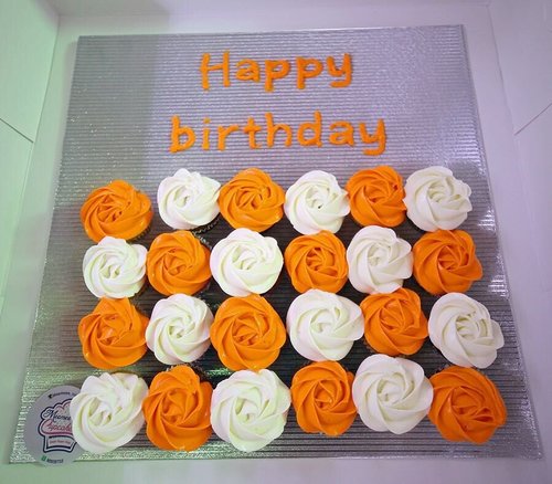 simple design - mini cupcakes  Please keep your writing that you want on the board in the box below