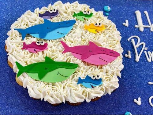 baby shark - mini cupcakes Please keep your writing that you want on the board in the box below