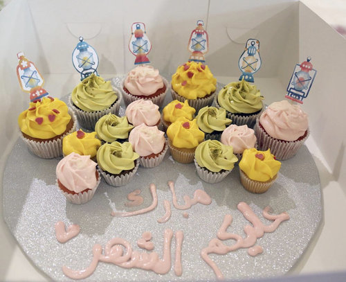 فوانيس - big cupcakes + mini cupcakes Please keep your writing that you want on the board in the box below