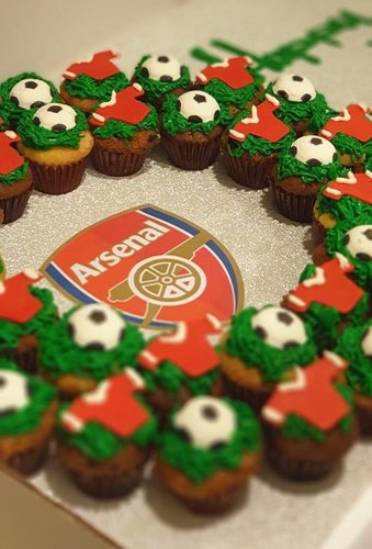 Arsenal - 3 Dozens mini cupcakes Please keep your writing that you want on the board in the box below