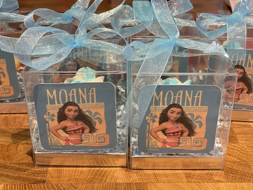 Moana giveaway - mini box
size : 8cm
Light blue ribbon
Light blue - white cream
Please keep your writing that you want on the Sticker in the box below