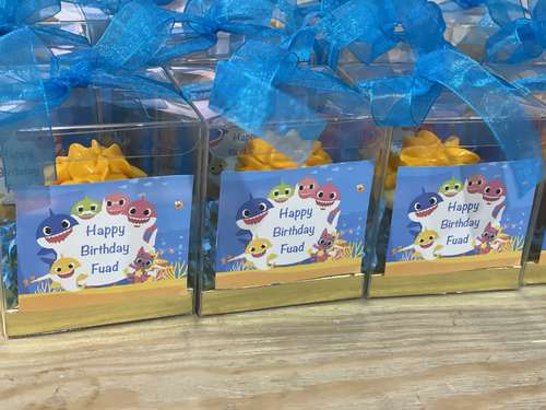 baby shark giveaway - mini box size : 8cm blue ribbon yellow cream Please keep your writing that you want on the Sticker in the box below