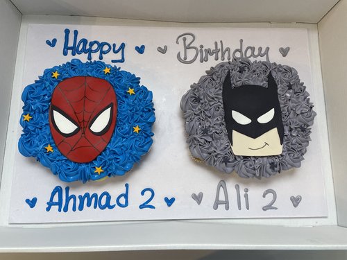 Spiderman & batman - 4 Dozens mini cupcakes Please keep your writing that you want on the board in the box below