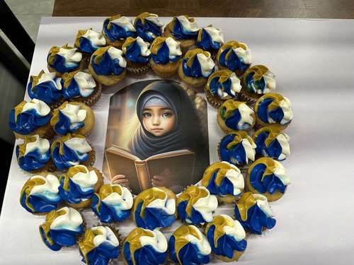 Quran girl - 3 Dozens mini cupcakes Please keep your writing that you want on the board in the box below