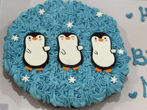 pinguins - mini cupcakes  Please keep your writing that you want on the board in the box below