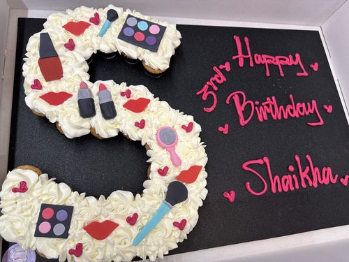 makeup letter - 3 Dozens mini cupcakes
Please keep your writing that you want on the board in the box below