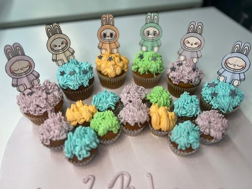 labubu - big cupcakes + mini cupcakes Please keep your writing that you want on the board in the box below