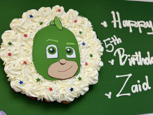 Green Pj mask - mini cupcakes Please keep your writing that you want on the board in the box below